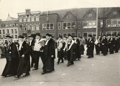 403764 Afbeelding van de stoet van hoogleraren op het Domplein te Utrecht in verband met de viering van de Dies Natalis ...